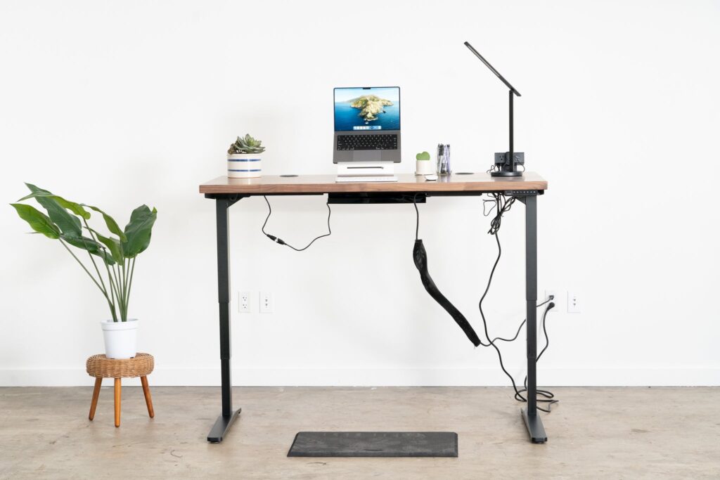 میز کار با قابلیت تنظیم ارتفاع