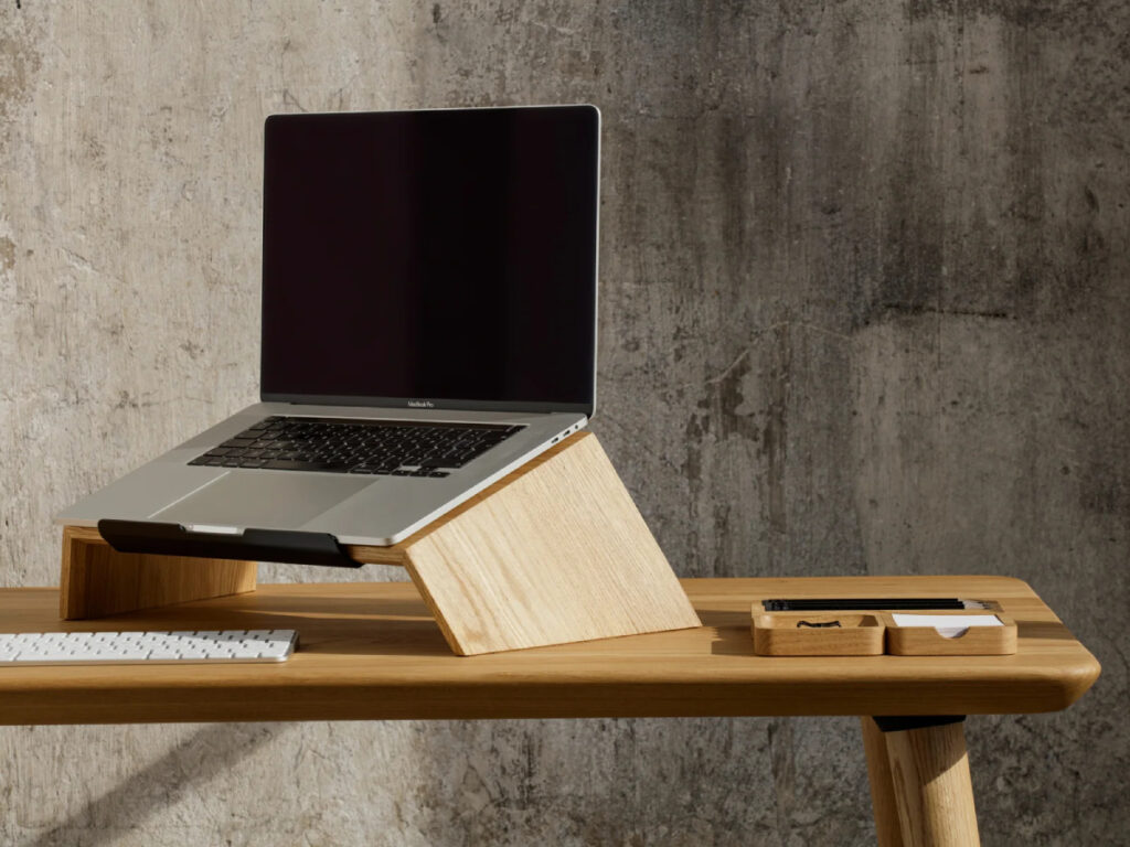 لپ تاپ روی استند چوبی