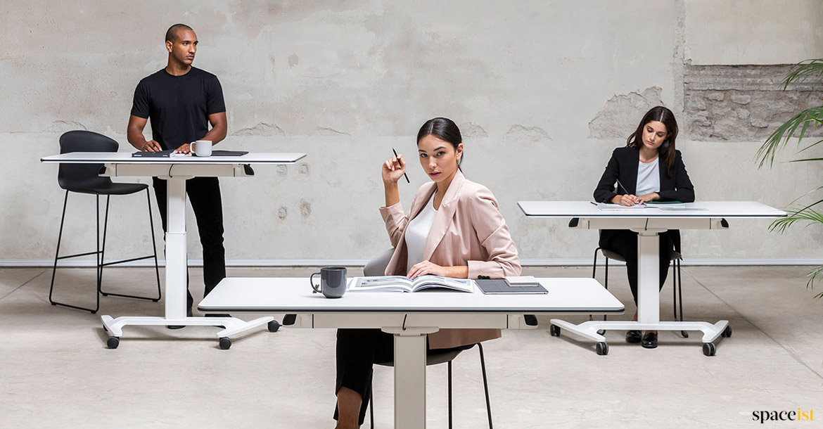 چگونه میز کارمندی ارگونومیک انتخاب کنیم؟
