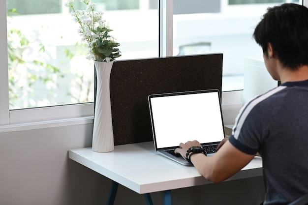 میز لپ‌ تاپ و فریلنسری