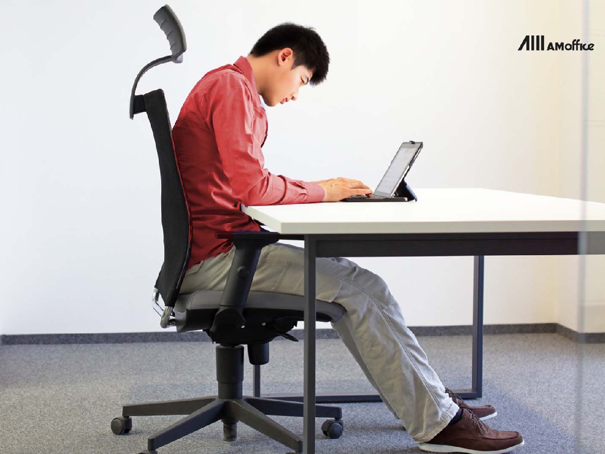 مردی نشسته روی صندلی