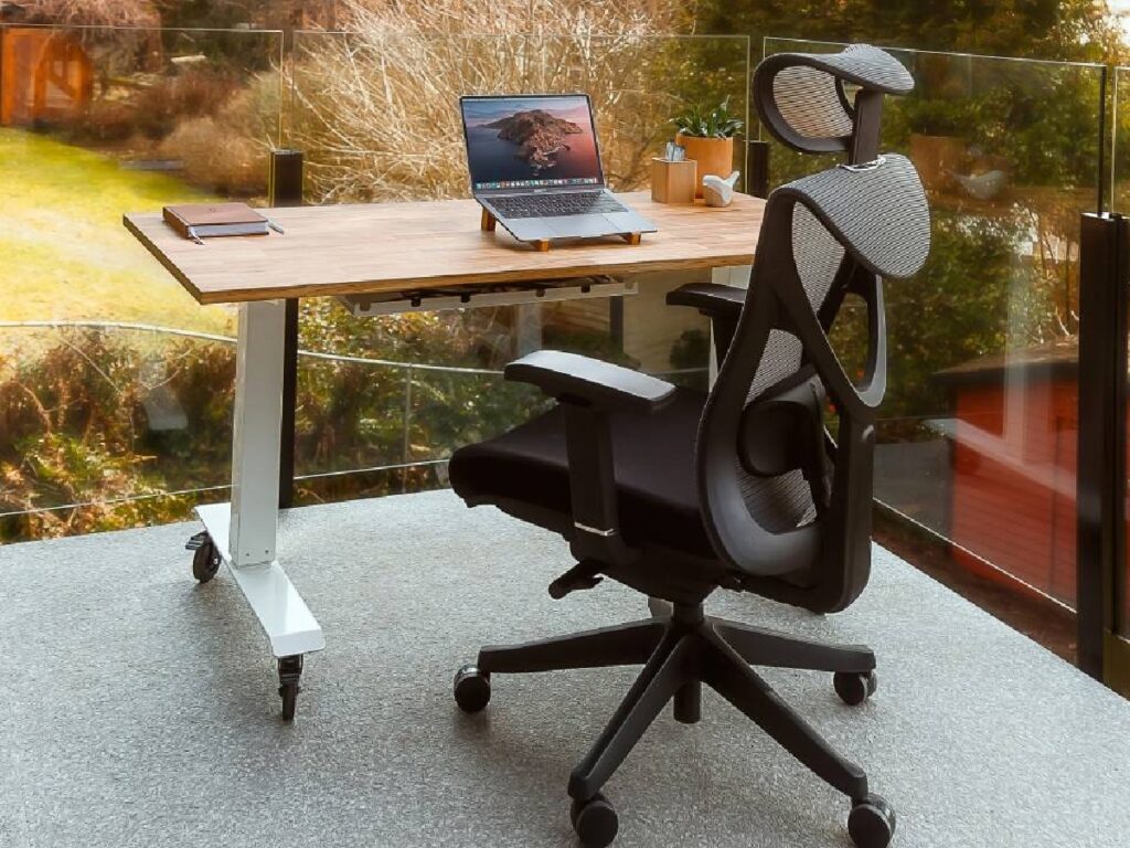 میز و صندلی اداری در بالکن