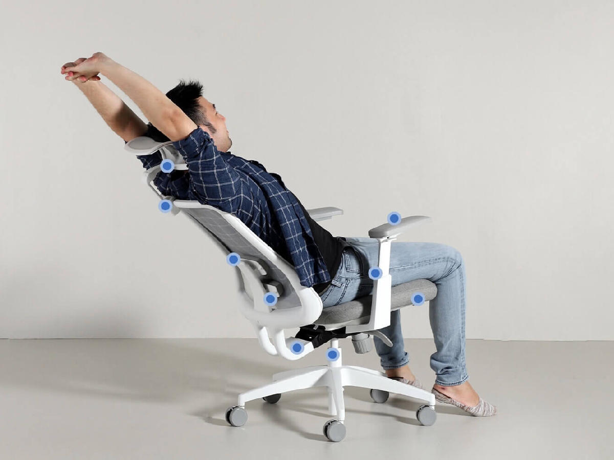 مرد تکیه داده به پشتی صندلی اداری