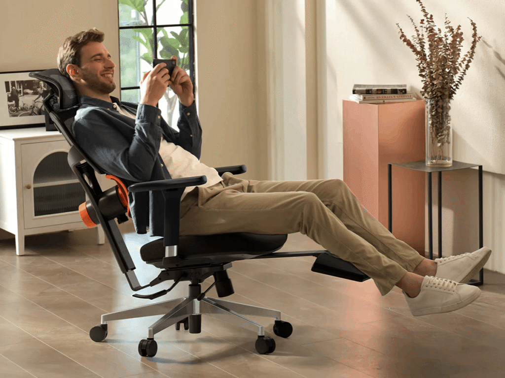 مردی نشسته روی صندلی اداری