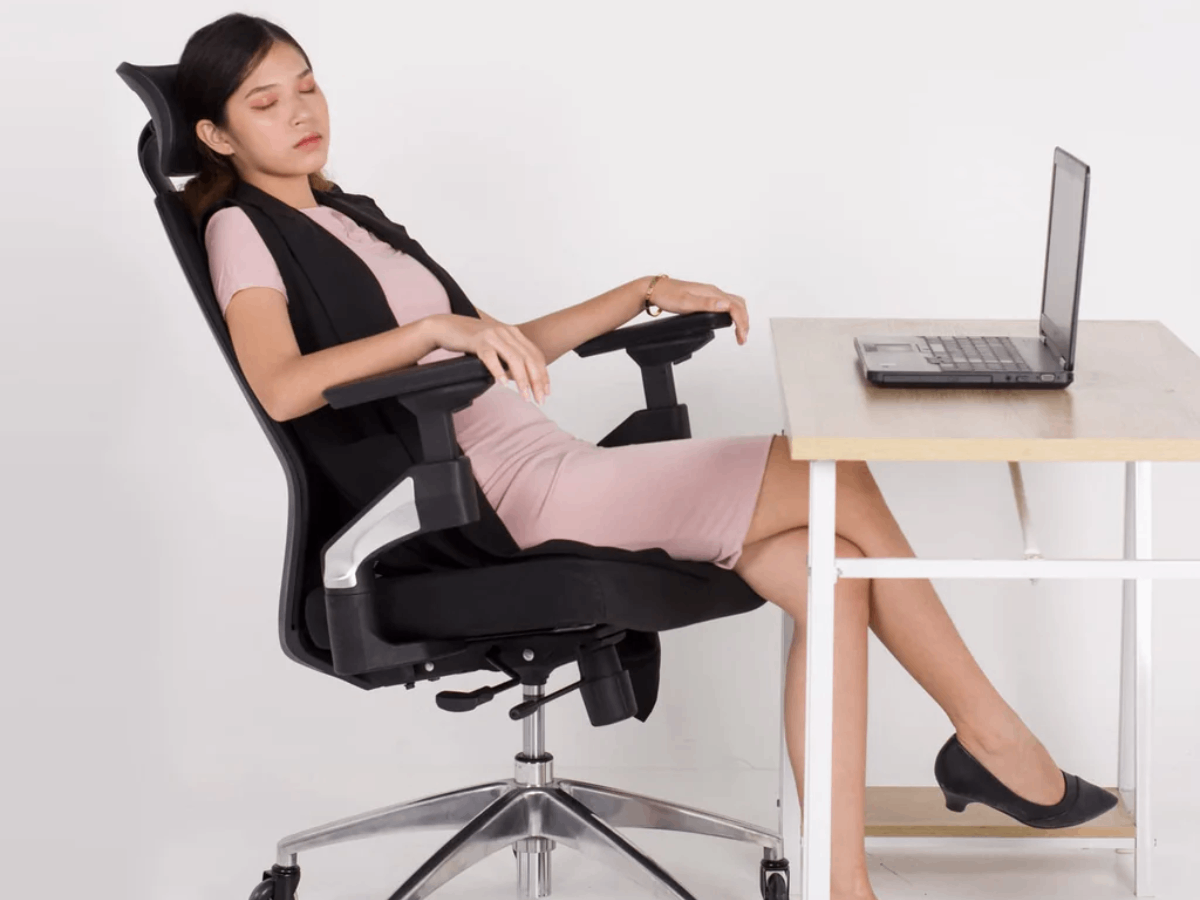 زنی بر روی صندلی اداری